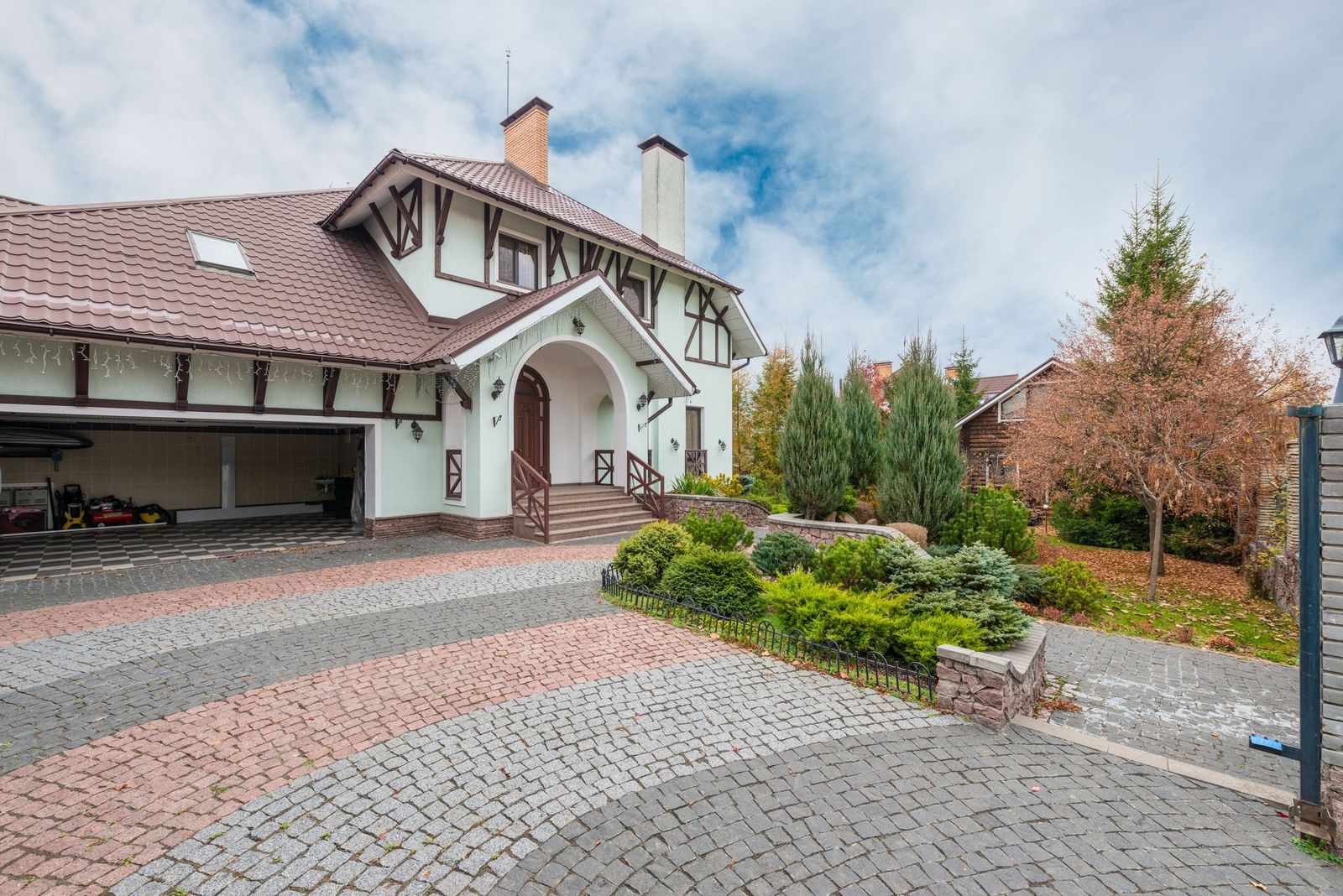 Haus mit Klinkereinfahrt und Vorgarten