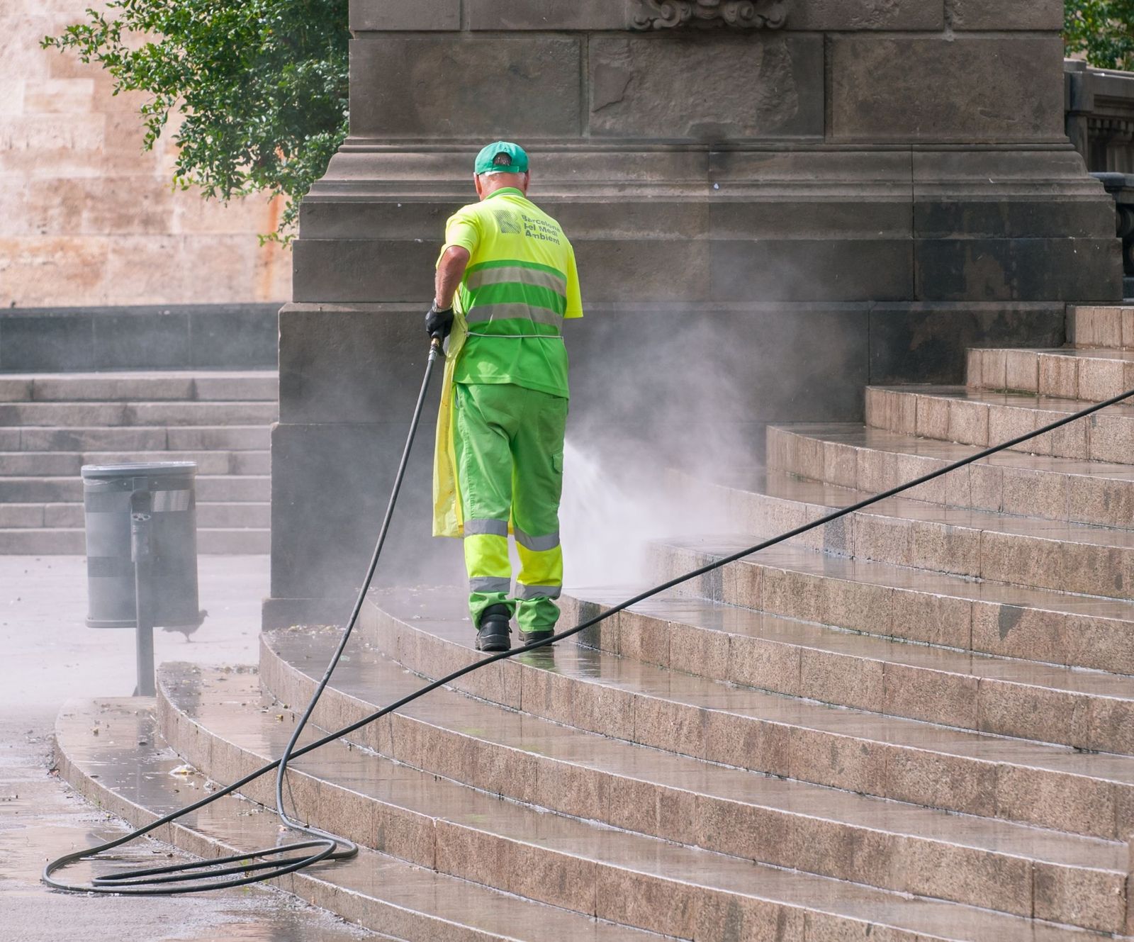 Reinigung von Steinstufen im Freien mit Hochdruck